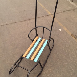 Санки детские металические Комета с ручкой-толкателем и съемной спинкой