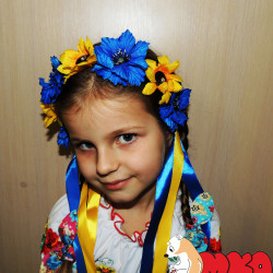 Веночек с маленькими цветками и лентами