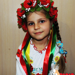 Веночек с большими цветками и лентами