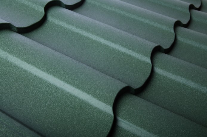 Анализ стоимости установки и обслуживания различных кровельных материалов